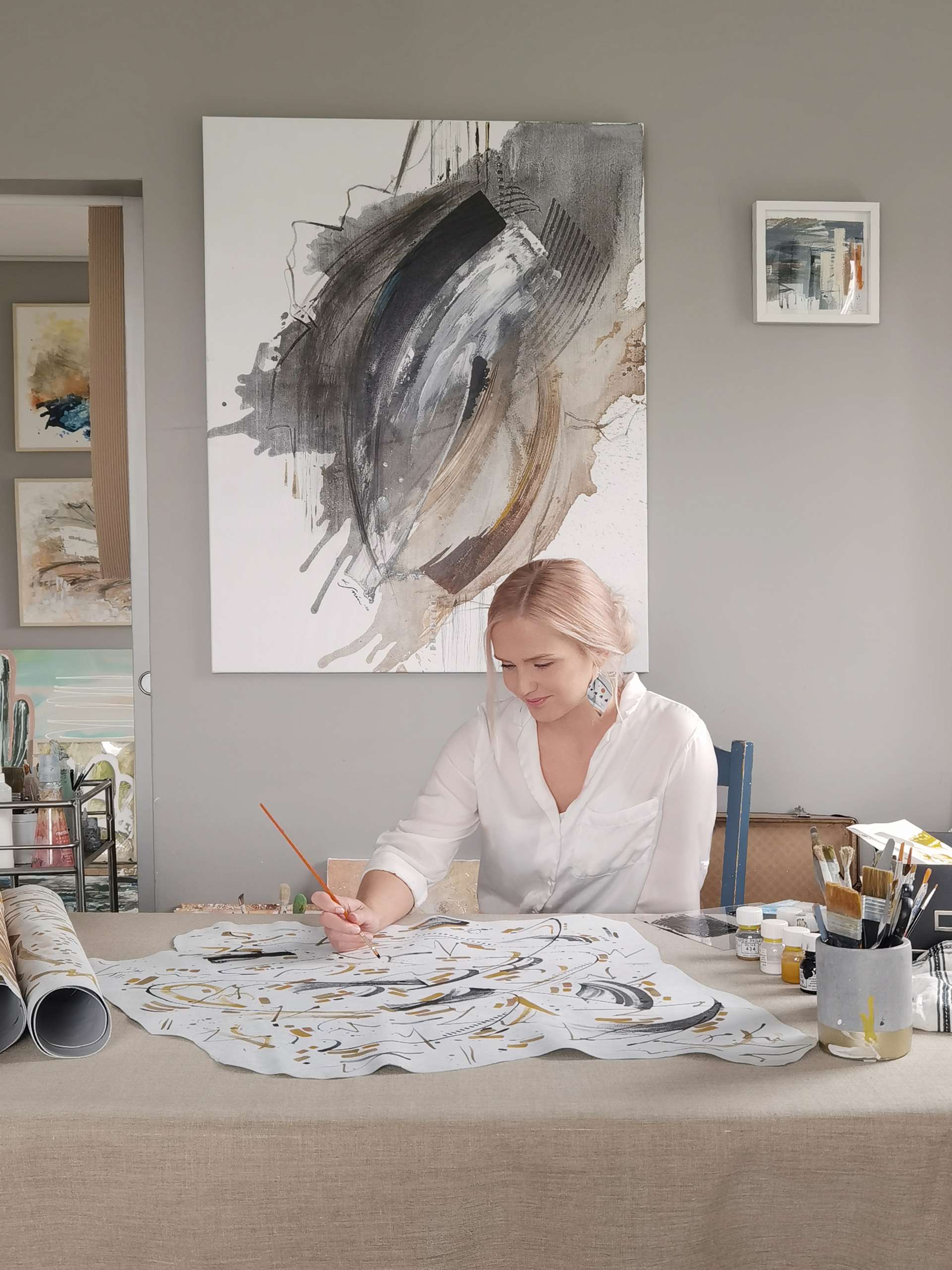 Taidemaalari Lotta Sirén työssään studiollaan Espoossa