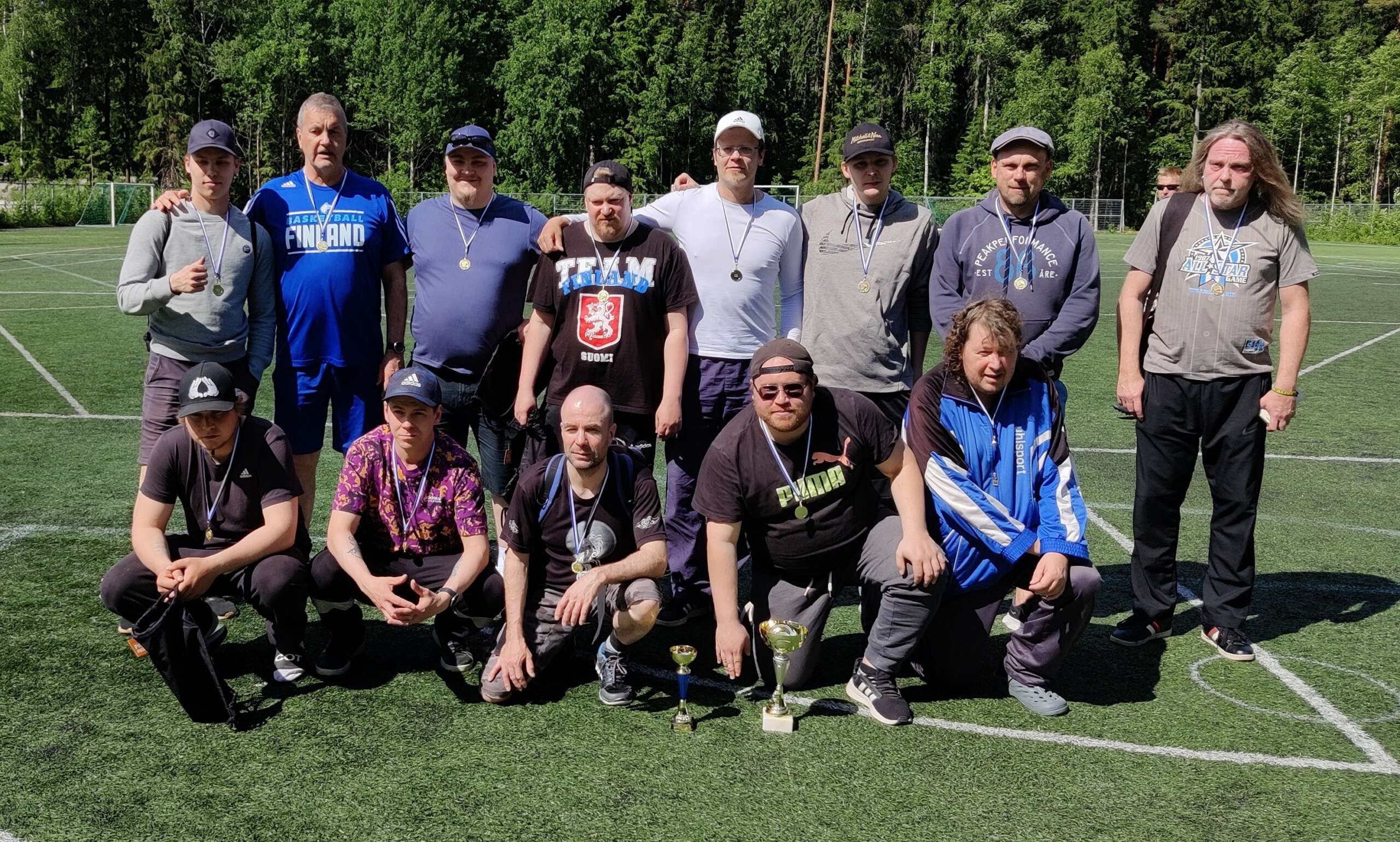 Kävelyfutismestaruuden voittanut PoPo-joukkue poseeraa joukkuekuvassa.