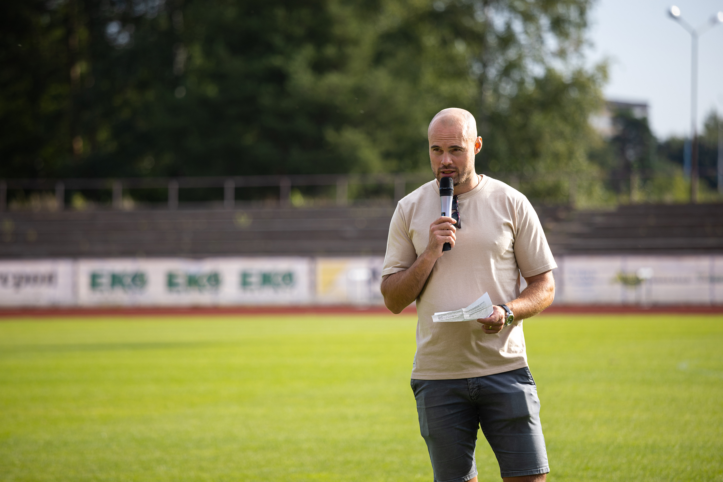 Jesse Joensuu seisoo Porin Stadionin nurmikentällä ja pitää puhetta mikrofoniin.