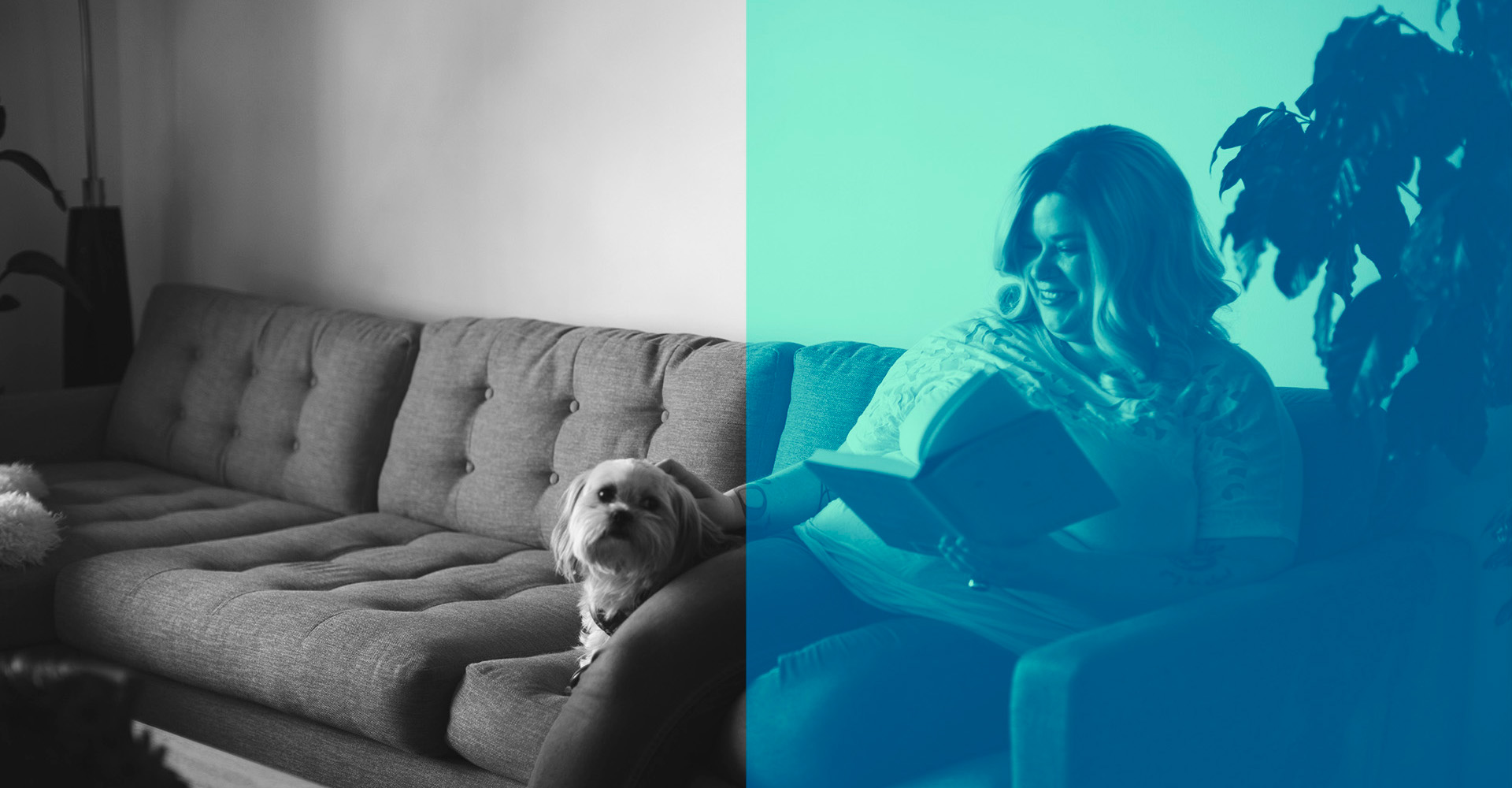 Nainen istuu sohvan reunassa lukemassa kirjaa ja rapsuttaa toisella kädellä vieressään olevaa koiraa.